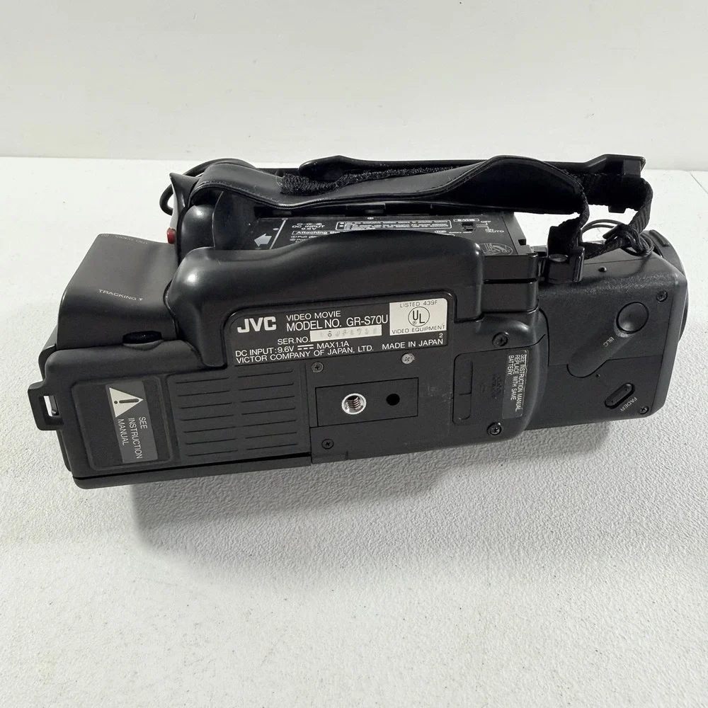 JVC GR-S70U Super VHS-C Video Movie Camcorder Vintage POWERS ON AS IS READ‎